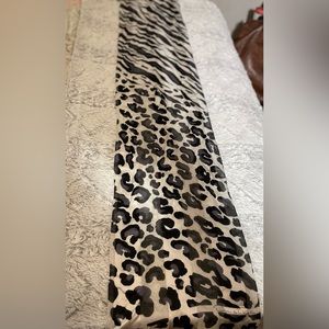 OSCAR DE LA RENTA 100% silk scarf